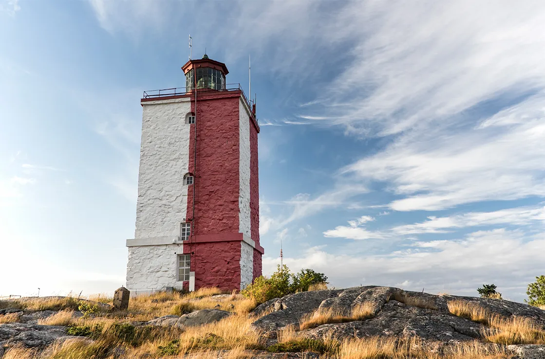 Punavalkoinen majakka Turun saaristossa